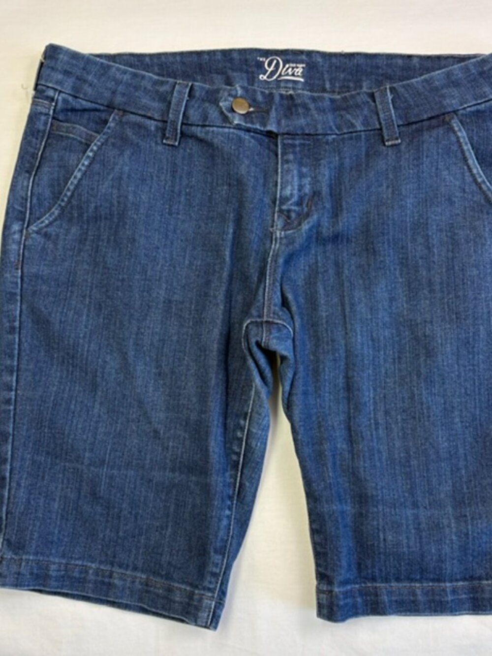 Old Navy Diva Womenās Size 14 Blue Denim Bermuda Shorts Stretch